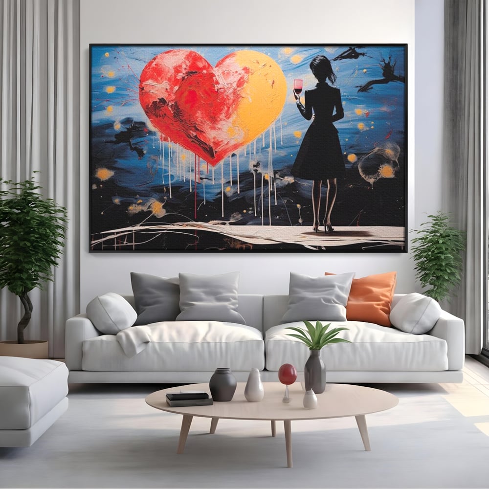 Tablou canvas cu tablou canvas cu femeie si inima uriasa, in rama de aluminiu negru, pe perete intr-un living